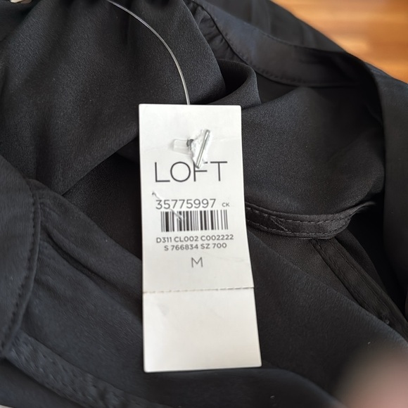 Loft Satin Button Bubble Hem
Shell STYLE #35775997,new with tags size Medium - Picture 6 of 8